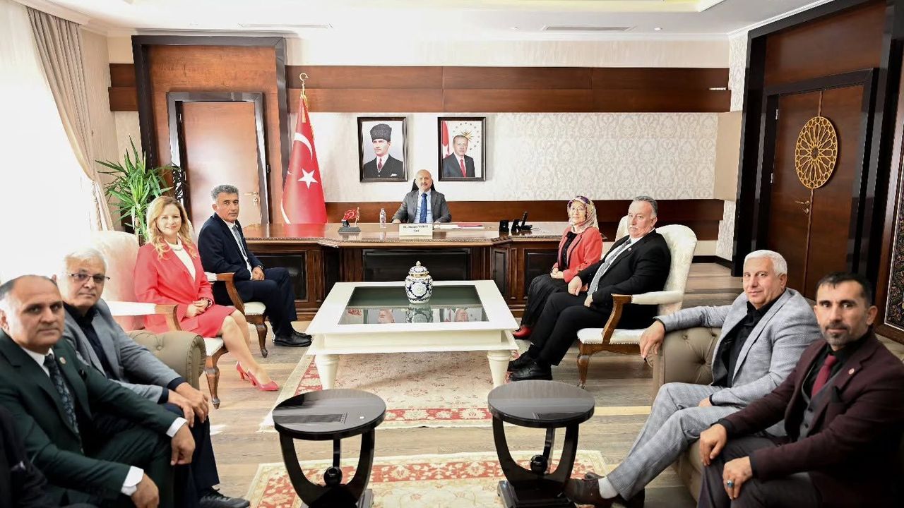 Vali Varol kentteki muhtarları makamında ağırladı