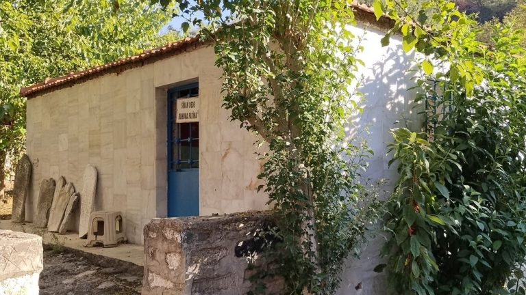 Kuşadası'nın manevi hazinesi 'Sinan Dede Türbesi' aydınlatılmayı bekliyor