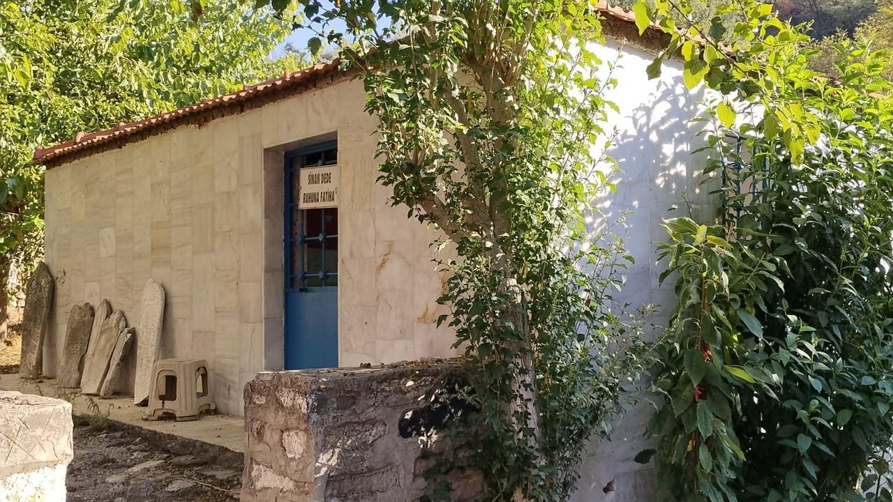 Kuşadası'nın manevi hazinesi 'Sinan Dede Türbesi' aydınlatılmayı bekliyor