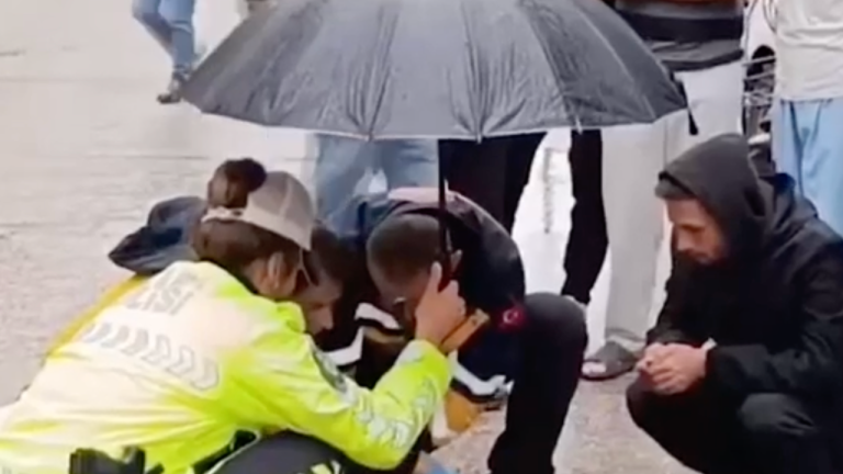 İçişleri Bakanı Çiftçi’den, yaralı gence şemsiye tutan trafik polisine teşekkür