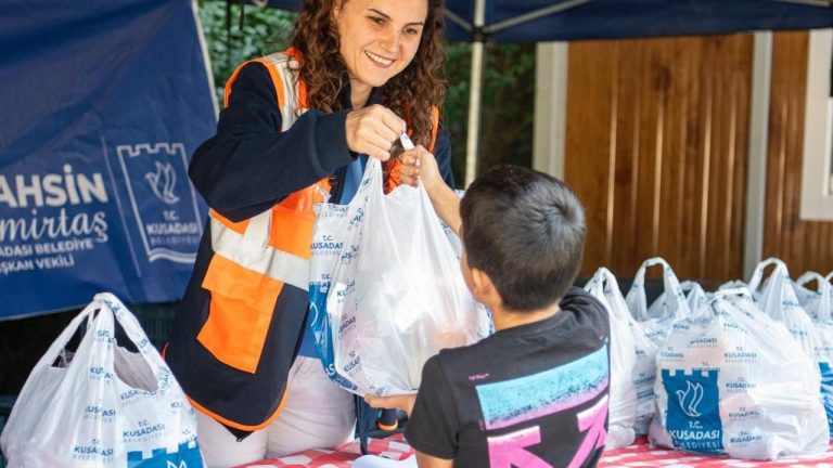 Kuşadası’nda bin 400 çocuğun beslenme çantası doluyor