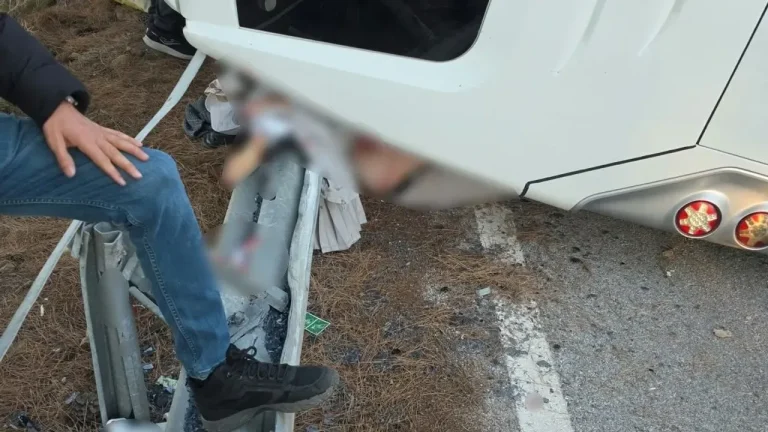 Virajı alamayan servis minibüsü devrildi