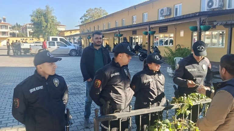 Polisler belediyede arama çalışmalarına devam ediyor