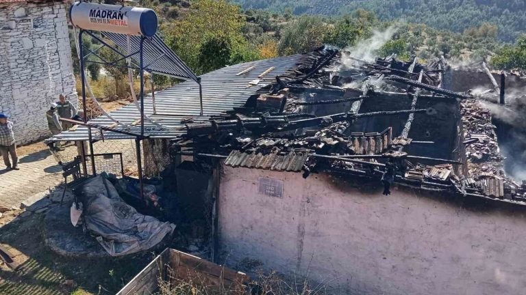 Bozdoğan'da yangın faciası! Bir ev küle döndü