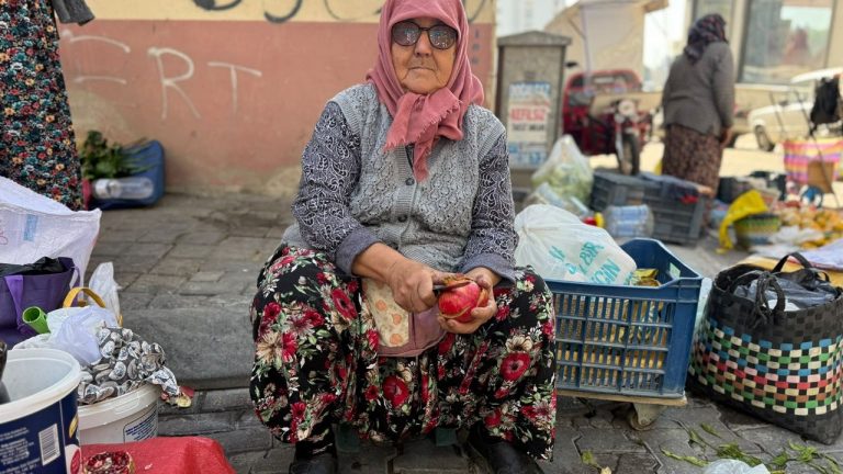 Aydın tezgahlarında kendi yetiştirdiği ürünleri satıyor