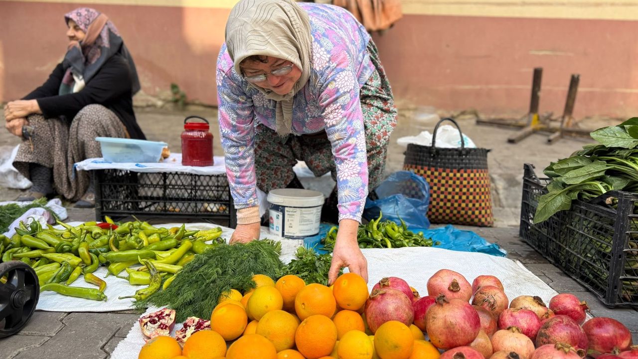 Salı Pazarı'nın güler yüzlü esnafı! Çocukları istese bile pazar esnaflığını bırakamıyor