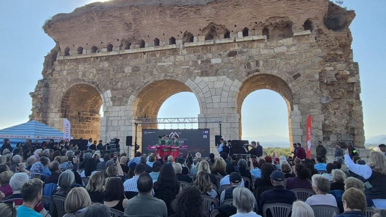 Efeler’de mitoloji rüzgarı esti: Kültür ve sanat buluştu