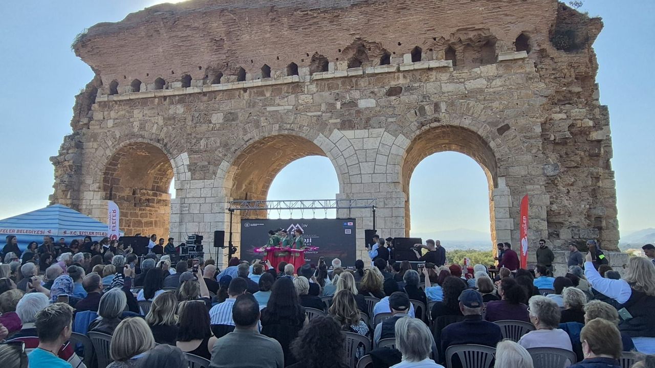 Efeler’de mitoloji rüzgarı esti: Kültür ve sanat buluştu