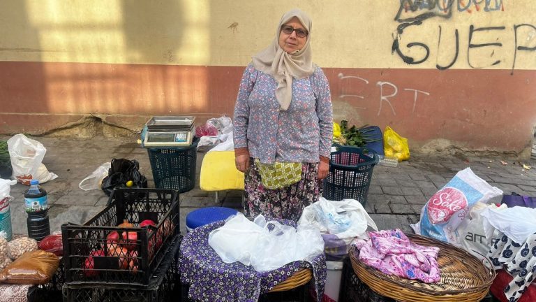 Aydın'da 60 yaşında tezgahının başında! İki çocuğunu pazar esnaflığıyla büyüttü