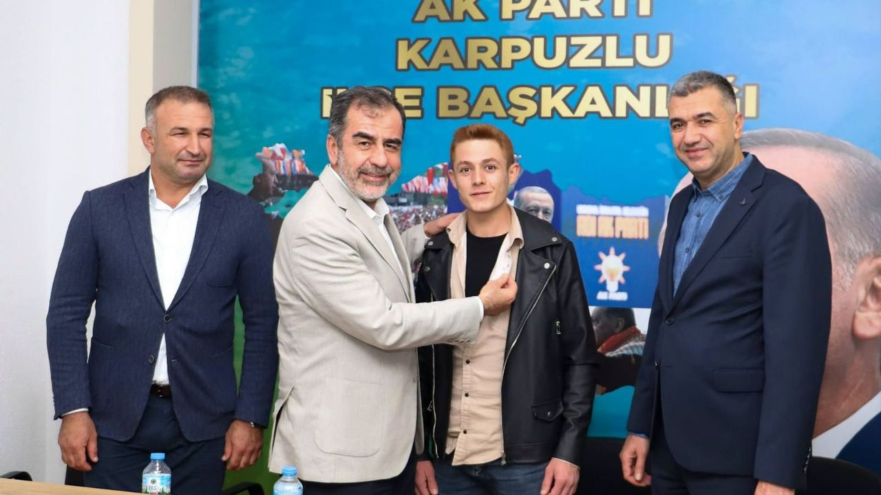 AK Parti Karpuzlu teşkilatı gücüne güç kattı! Yeni üyelere rozetleri Başkan Erdem taktı