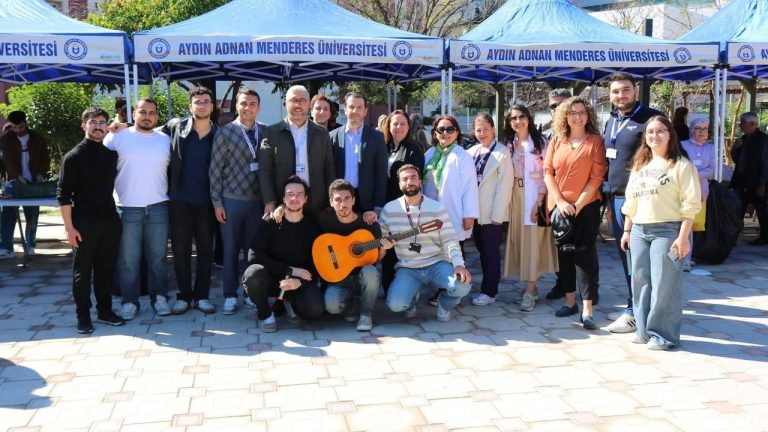ADÜ'lü öğrencilerden anlamlı destek