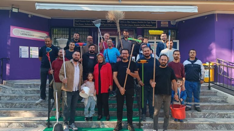 Nazilli’de babalardan örnek hareket: Çocukları için oyun parkını temizlediler