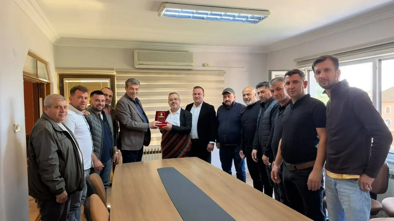 Künkçü'den yılın ahisine plaket takdimi