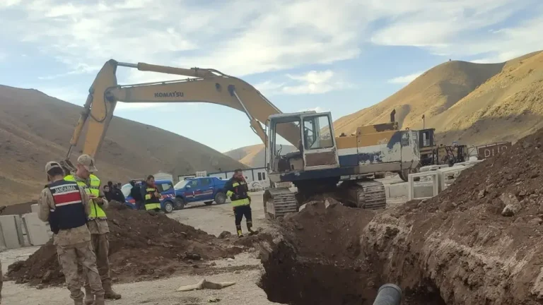 Altyapı çalışmasında inşaat işçisi göçük altında kaldı