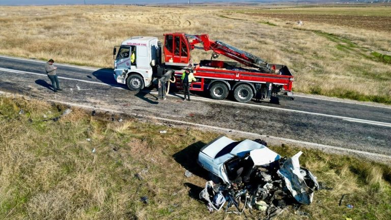 4 kişinin hayatını kaybettiği kazada otomobiller hurdaya döndü