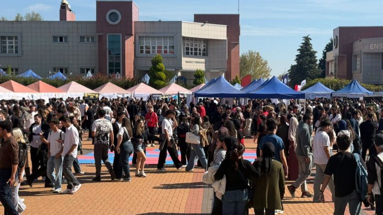 ADÜ'de yüzü aşkın öğrenci topluluğunda üye kayıtları başladı