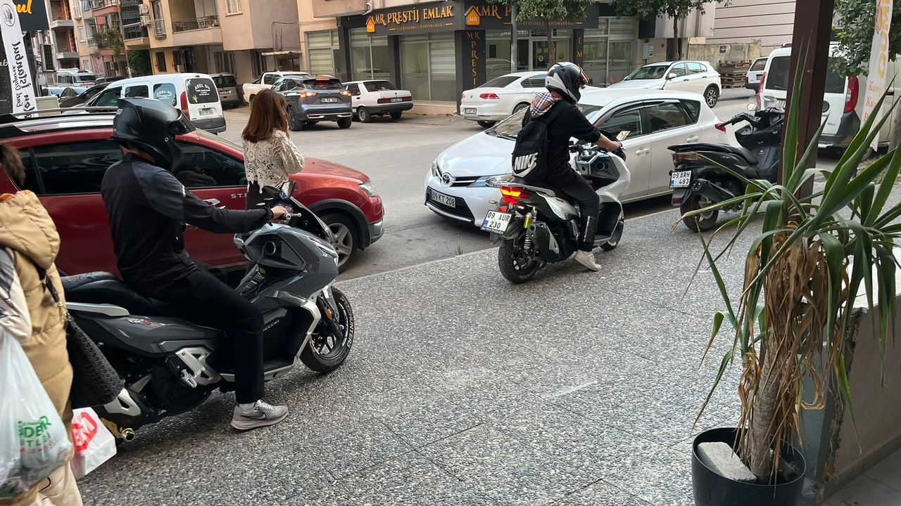 İncirliova’daki kaldırımlarda motosiklet tehlikesi: “Yol vermeyince korna çalıyorlar”