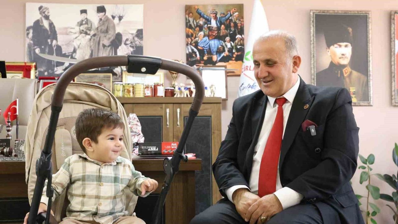 Başkan Kaya, minik Teoman ile buluştu