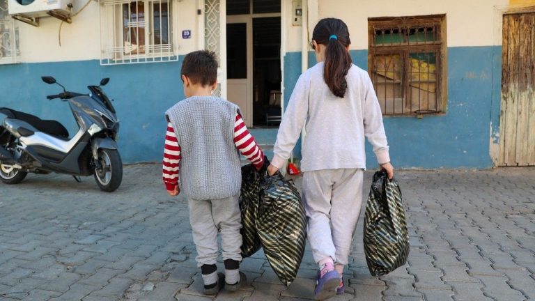 Efeler ihtiyaç sahiplerine ulaşmaya devam ediyor