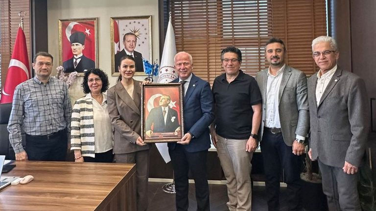 Aydınlı eczacılardan Başhekim Özbağçıvan’a anlamlı hediye