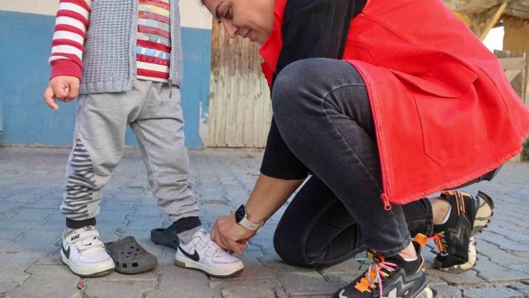 Efeler Belediyesi ihtiyaç sahiplerine ulaşıyor