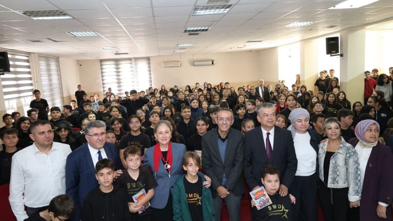 Nazilli’de akran zorbalığına karşı eğitim: Yazar Metin Özdamar öğrencilerle bir araya geldi