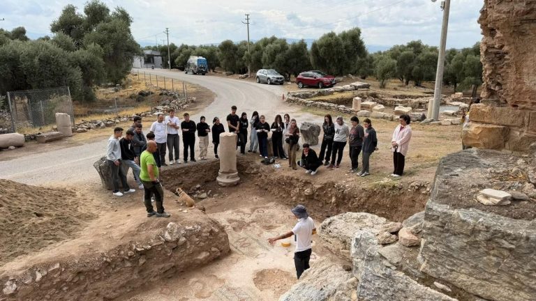 Karacasulu yüksekokul öğrencilerinden Nysa Antik Kenti’ne teknik gezi