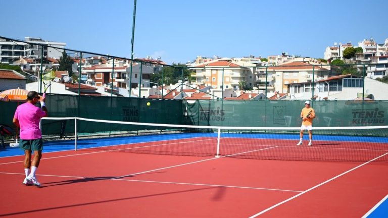 Kuşadası’nda ‘Masters Cumhuriyet Kupası Tenis Turnuvası’ başladı