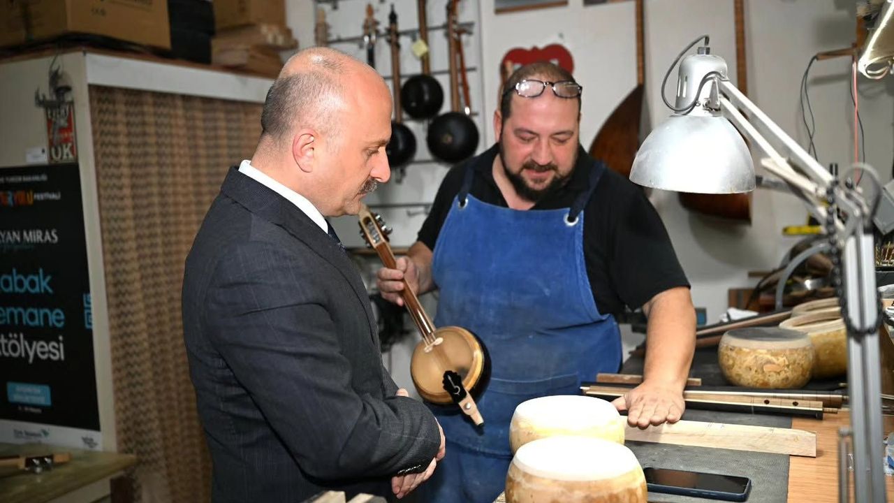 Aydın’ın geleneksel değerleri yaşatılıyor! Vali Varol’dan kemane ustası Tuncer’e ziyaret