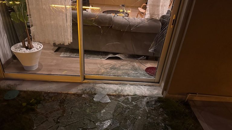 Aydın’da fırtına dehşeti: Uçan cam, salon kapısını paramparça etti